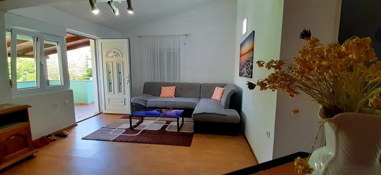 Ema & Sea Apartment'S พูลา ภายนอก รูปภาพ